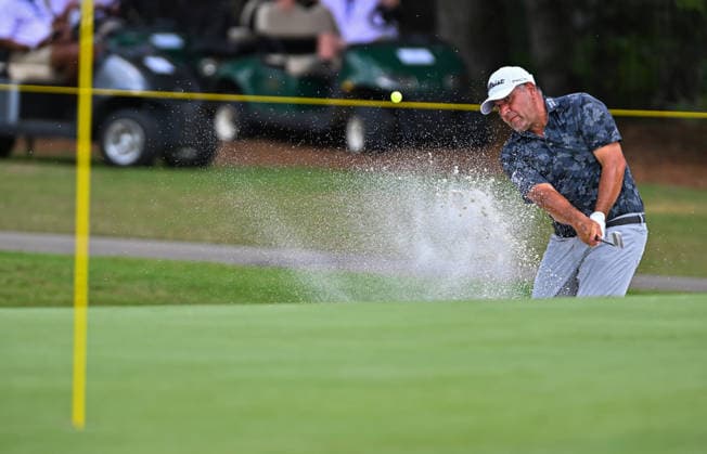 THE WOODLANDS, TX - MAY 10: Ricardo Gonzalez hits from the sand trap by the ninth green during the final round of The Insperity Invitational in the PGA, Golf Herren TOUR Champions at The Woodlands Country Club on Sunday, May 10, 2026 in The Woodlands, TX. (Photo by Austin McAfee Icon Sportswire) GOLF: MAY 10 PGA TOUR Champions Insperity Invitational EDITORIAL USE ONLY Icon260510010