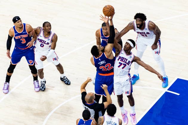 Philadelphia 76ers v New York Knicks - Game Four PHILADELPHIA, UNITED STATES - MAY 10: V.J. Edgecombe of the Philadelphia 76ers and Karl-Anthony Towns of the New York Knicks in action during Game 4 of the NBA, Basketball Herren, USA Eastern Conference Semifinals at Xfinity Mobile Arena on May 10, 2026 in Philadelphia, United States. Nathan Morris Anadolu Philadelphia United States. Editorial use only. Please get in touch for any other usage.  Copyright: x2026xAnadoluxNathanxMorrisx