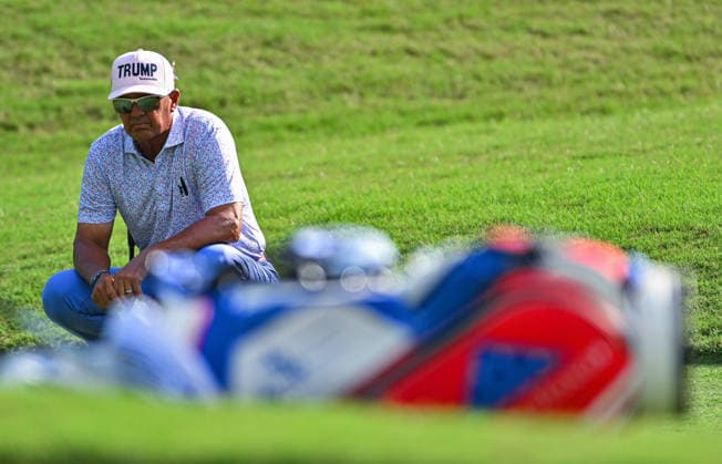 THE WOODLANDS, TX - MAY 10: Tom Pernice Jr. watches from the sixteenth green during the final round of The Insperity Invitational in the PGA, Golf Herren TOUR Champions at The Woodlands Country Club on Sunday, May 10, 2026 in The Woodlands, TX. (Photo by Austin McAfee Icon Sportswire) GOLF: MAY 10 PGA TOUR Champions Insperity Invitational EDITORIAL USE ONLY Icon260510016