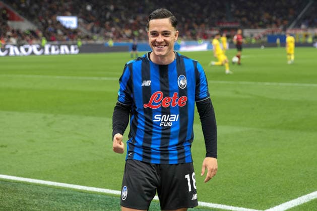 AC Milan vs Atalanta BC Italy, Milan, 2026 05 10: Giacomo Raspadori (Atalanta) scores and celebrates the 3-0 goal at 51 during soccer game AC Milan vs Atalanta BC, Serie A Enilive 2025-2026 day 36 San Siro Stadium Milan Lombardy Italy Copyright: xFabrizioxAndreaxBertanix