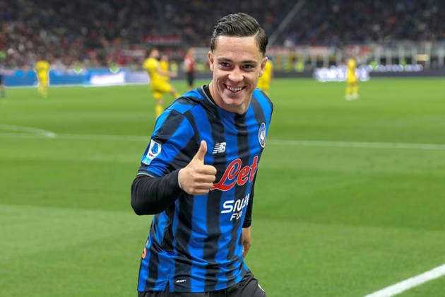 AC Milan vs Atalanta BC Italy, Milan, 2026 05 10: Giacomo Raspadori (Atalanta) scores and celebrates the 3-0 goal at 51 during soccer game AC Milan vs Atalanta BC, Serie A Enilive 2025-2026 day 36 San Siro Stadium Milan Lombardy Italy Copyright: xFabrizioxAndreaxBertanix