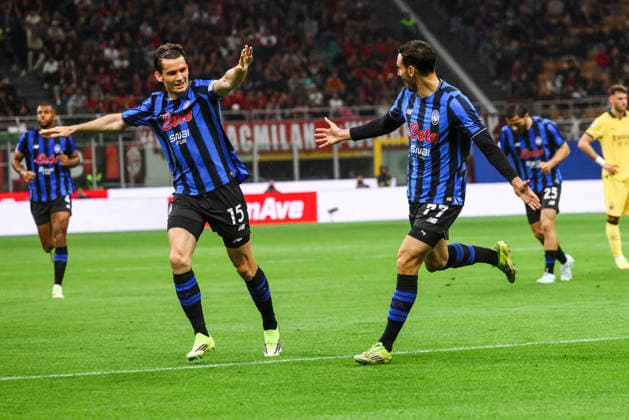 AC Milan v Atalanta BC - Serie A Davide Zappacosta and Marten De Roon celebrate a goal during the Serie A match between AC Milan and Atalanta BC at Giuseppe Meazza in Milan, Italy, on May 10, 2026. Milano Milano Italy  Copyright: xMairoxCinquettix originalFilename:cinquetti-acmilanv260510_npU2w.jpg