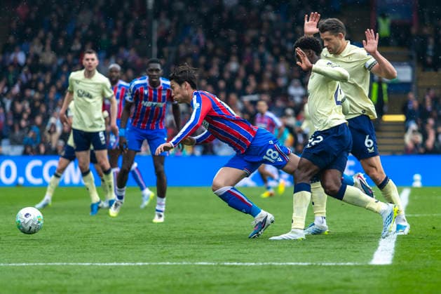 Crystal Palace v Everton - Premier League Tim Iroegbunam and James Tarkowski of Everton tackle Daichi Kamada of Crystal Palace during the Premier League match between Crystal Palace and Everton at Selhurst Park in London on May 10, 2026. London Greater London United Kingdom  Copyright: xMIxNewsx originalFilename:fletcher-crystalp260510_npMzK.jpg