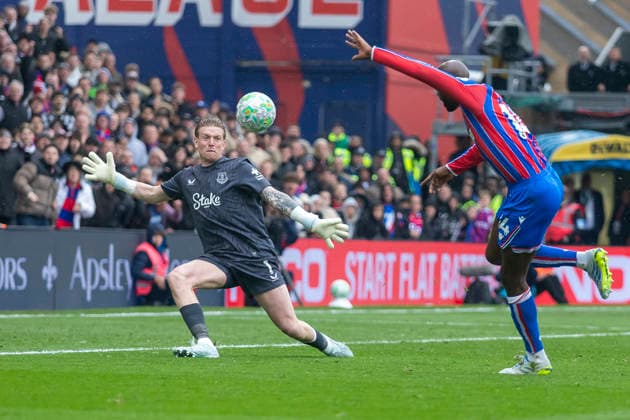 Crystal Palace v Everton - Premier League Jean-Philippe Mateta of Crystal Palace attempts a chip over Jordan Pickford of Everton during the Premier League match between Crystal Palace and Everton at Selhurst Park in London on May 10, 2026. London Greater London United Kingdom  Copyright: xMIxNewsx originalFilename:fletcher-crystalp260510_npMQh.jpg