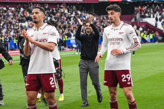 West Ham United v Arsenal - Premier League Arsenal FC manager Mikel Arteta applauds fans after the final whistle during the Premier League match between West Ham United and Arsenal at the London Stadium in Stratford, United Kingdom, on May 10, 2026. Stratford Greater London United Kingdom  Copyright: xMIxNewsx originalFilename:fletcher-westhamu260510_npiq2.jpg