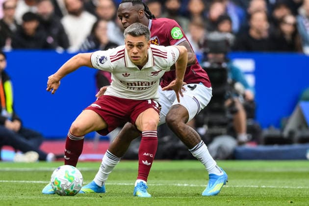 West Ham United v Arsenal - Premier League Leandro Trossard of Arsenal FC is challenged by Aaron Wan-Bissaka of West Ham United during the Premier League match between West Ham United and Arsenal at the London Stadium, Stratford, on May 10, 2026. Stratford Greater London United Kingdom  Copyright: xMIxNewsx originalFilename:fletcher-westhamu260510_npYVS.jpg