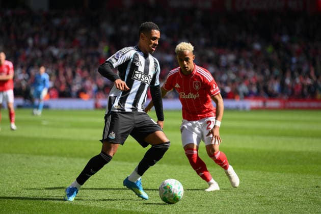 Nottingham Forest v Newcastle United - Premier League Jacob Ramsey of Newcastle United is under pressure from Omari Hutchinson of Nottingham Forest during the Premier League match between Nottingham Forest and Newcastle United at the City Ground in Nottingham, United Kingdom, on May 10, 2026. Nottingham Nottinghamshire United Kingdom  Copyright: xMIxNewsx originalFilename:fletcher-nottingh260510_npLfb.jpg