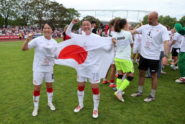 10.05.2026, Deutschland, Stuttgart, Fußball Frauen 2. Bundesliga, VfB Stuttgart vs. VfL Wolfsburg II, v.l. Yuka Hirano und Haruka Osawa mit japanischer Flagge