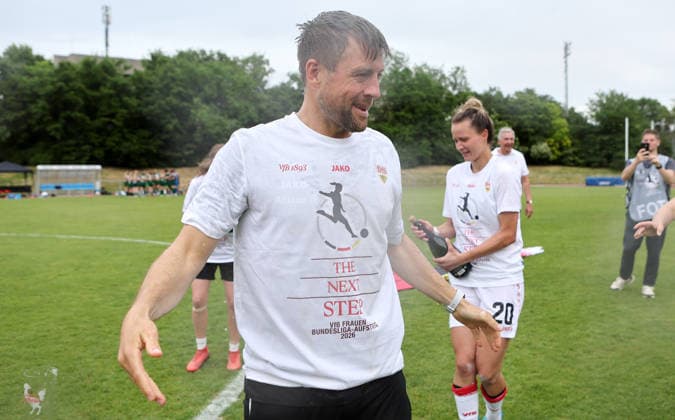 10.05.2026, Deutschland, Stuttgart, Fußball Frauen 2. Bundesliga, VfB Stuttgart vs. VfL Wolfsburg II, Trainer Nico Schneck (VfB) nass nach der Bierdusche