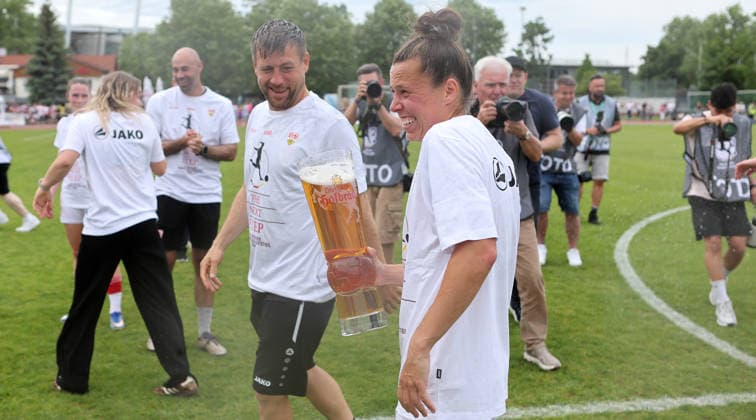 10.05.2026, Deutschland, Stuttgart, Fußball Frauen 2. Bundesliga, VfB Stuttgart vs. VfL Wolfsburg II, Nicole Billa (VfB, vorn) mit einem großen Bierglas, hinten Trainer Nico Schneck nass nach einer Bierdusche
