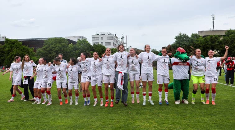 10.05.2026, Deutschland, Stuttgart, Fußball Frauen 2. Bundesliga, VfB Stuttgart vs. VfL Wolfsburg II, die VfB-Frauen feiern den Aufstieg