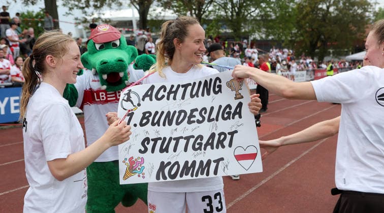 10.05.2026, Deutschland, Stuttgart, Fußball Frauen 2. Bundesliga, VfB Stuttgart vs. VfL Wolfsburg II, Fabienne Dongus (VfB, MItte) mit Plakat Achtung 1. Bundesliga Stuttgart kommt