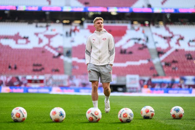 Leipzigs Conrad Harder beim Pitch Walk. Fussball 1. Bundesliga, 31. Spieltag: RB Leipzig - 1. FC Union Berlin 3-1. 24. April 2026: Leipzig, Red Bull Arena. RB Leipzig - 1. FC Union Berlin 3-1