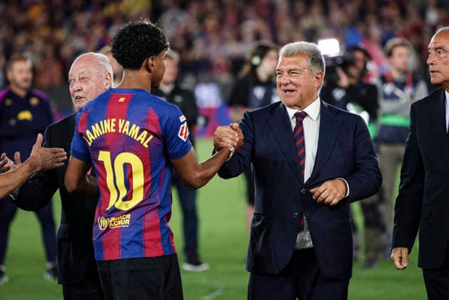 FC Barcelona, Barca v Real Madrid CF - LaLiga EA Sports Lamine Yamal of FC Barcelona celebrates the La Liga championship with Joan Laporta, president of FC Barcelona, during the La Liga EA Sports 2025 26 El Clasico match between FC Barcelona and Real Madrid at Spotify Camp Nou Stadium in Barcelona, Spain, on May, 2026. Barcelona Catalonia Spain  Copyright: xGongorax originalFilename:bonilla-fcbarcel260510_npOD1.jpg