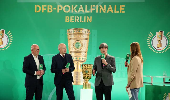 Bürgermeister Kai Wegner, DFB Präsident Bernd Neuendorf, Jochaim Löw bring den Pokal Fußball Fussball Cup Handover DFB Pokal 2026 im Roten Rathaus Saison 2025 2026 11.05.2026 FC Bayern München vs VfB Stuttgart *** Mayor Kai Wegner, DFB President Bernd Neuendorf, Jochaim Löw bring the trophy Sport Football Soccer Cup Handover DFB Cup 2026 in the Rotes Rathaus Season 2025 2026 11 05 2026 FC Bayern Munich vs VfB Stuttgart