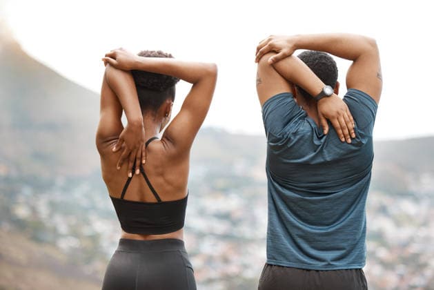 Couple, stretching and arm warm up for exercise, fitness and race training outdoor with back. group and wellness with start and hill at sunrise with workout and relax morning with city view. (License=RF) 21850742 ,model released, Symbolfoto  Copyright: xZoonar.com KasperxRavlox 21850742 ,model released, Symbolfoto ,property released