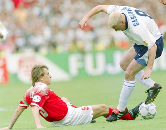 960608 Football, UEFA EURO, EM, Europameisterschaft,Fussball 1996 (England), Group A, England - Switzerland 1-1: Englands Paul Gascoigne against Switzerlands Alain Geiger. Photo: BILDBYRAN M023_01 960608_invg scanx 960608 dia bbeng em em96 em 96 em 1996 em1996 fotboll football soccer england v switzerland euro uefa euro 1996 euro1996 euro96 european championships europamästerskap wembley stadium london june 8 1996 *** 960608 Football, Uefa EURO 1996 England , Group A, England Switzerland 1 1 Englands Paul Gascoigne against Switzerlands Alain Geiger Photo BILDBYRAN M023 01 960608 invg scanx 960608 dia bbeng em em96 em 96 em 1996 em1996 football soccer england v switzerland euro uefa euro 1996 euro1996 euro96 european championships european championships wembley stadium london june 8 1996  Copyright: BILDBYRAN BB960608BB054