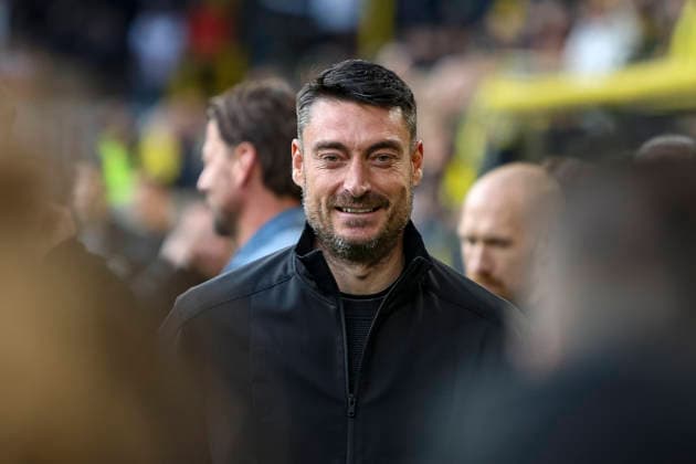 08.05.2026, GER, Fussball, Herren, 1. BL, Saison 2025 2026, Borussia Dortmund - Eintracht Frankfurt Trainer Albert Riera (SGE) schaut Dortmund Signal Iduna Park Nordrhein-Westfalen Deutschland *** 08 05 2026, GER, Football, Men, 1 BL, Season 2025 2026, Borussia Dortmund Eintracht Frankfurt Coach Albert Riera SGE watches Dortmund Signal Iduna Park North Rhine-Westphalia Germany Copyright: xAdrianxSchlüterx