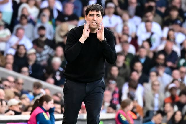 Fulham FC v AFC Bournemouth, Premier League AFC Bournemouth manager Andoni Iraola shouting on the touchline with Fulham manager Marco Silva in foreground during the Premier League match between Fulham FC and AFC Bournemouth at Craven Cottage, London, UK on 9 May 2026. London Craven Cottage Greater London UK Editorial use only DataCo restrictions apply See www.football-dataco.com , Copyright: xDennisxGoodwinx PSI-24220-0093