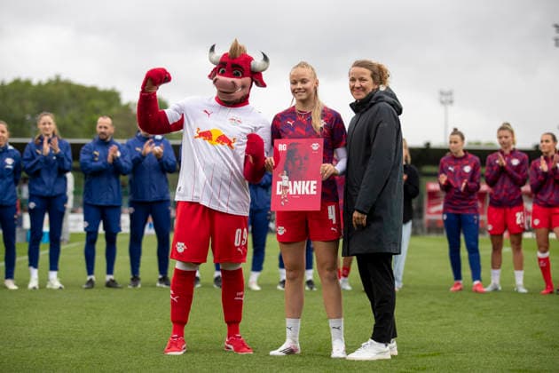 GER, Leipzig, Fußball, Google Pixel Frauen Bundesliga, 25. Spieltag, RB Leipzig vs. Bayer 04 Leverkusen im Bild v.l.: Verabschiedung vor dem Spiel , Rucy Grunenberg (RB Leipzig 04), 11.05.2026, RB Leipzig Training Akademie Cottaweg Leipzig DFB REGULATIONS PROHIBIT ANY USE OF PHOTOGRAPHS AS IMAGE SEQUENCES AND OR QUASI-VIDEO, Copyright: HMBxMedia PaulxFritz
