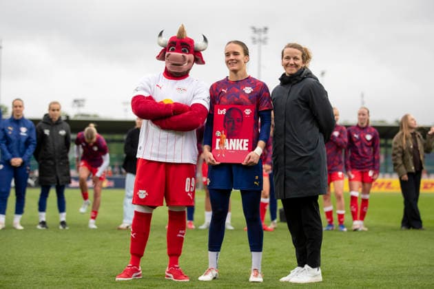GER, Leipzig, Fußball, Google Pixel Frauen Bundesliga, 25. Spieltag, RB Leipzig vs. Bayer 04 Leverkusen im Bild v.l.: Verabschiedung vor dem Spiel Lina von Schrader 11.05.2026, RB Leipzig Training Akademie Cottaweg Leipzig DFB REGULATIONS PROHIBIT ANY USE OF PHOTOGRAPHS AS IMAGE SEQUENCES AND OR QUASI-VIDEO, Copyright: HMBxMedia PaulxFritz