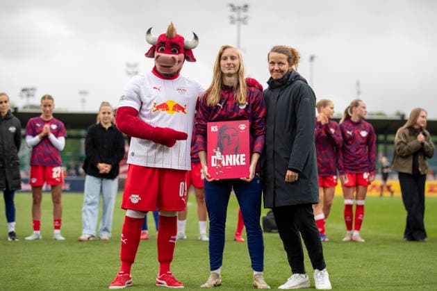 GER, Leipzig, Fußball, Google Pixel Frauen Bundesliga, 25. Spieltag, RB Leipzig vs. Bayer 04 Leverkusen im Bild v.l.: Verabschiedung vor dem Spiel. Kyra Spitzner (RB Leipzig 23), 11.05.2026, RB Leipzig Training Akademie Cottaweg Leipzig DFB REGULATIONS PROHIBIT ANY USE OF PHOTOGRAPHS AS IMAGE SEQUENCES AND OR QUASI-VIDEO, Copyright: HMBxMedia PaulxFritz