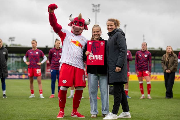 GER, Leipzig, Fußball, Google Pixel Frauen Bundesliga, 25. Spieltag, RB Leipzig vs. Bayer 04 Leverkusen im Bild v.l.: Verabschiedung vor dem Spiel Luca Graf 11.05.2026, RB Leipzig Training Akademie Cottaweg Leipzig DFB REGULATIONS PROHIBIT ANY USE OF PHOTOGRAPHS AS IMAGE SEQUENCES AND OR QUASI-VIDEO, Copyright: HMBxMedia PaulxFritz