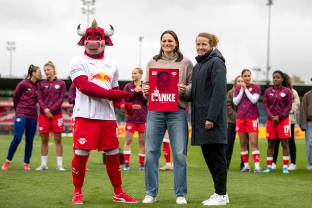 GER, Leipzig, Fußball, Google Pixel Frauen Bundesliga, 25. Spieltag, RB Leipzig vs. Bayer 04 Leverkusen im Bild v.l.: Verabschiedung vor dem Spiel Giovanna Hoffmann (RB Leipzig 07), 11.05.2026, RB Leipzig Training Akademie Cottaweg Leipzig DFB REGULATIONS PROHIBIT ANY USE OF PHOTOGRAPHS AS IMAGE SEQUENCES AND OR QUASI-VIDEO, Copyright: HMBxMedia PaulxFritz