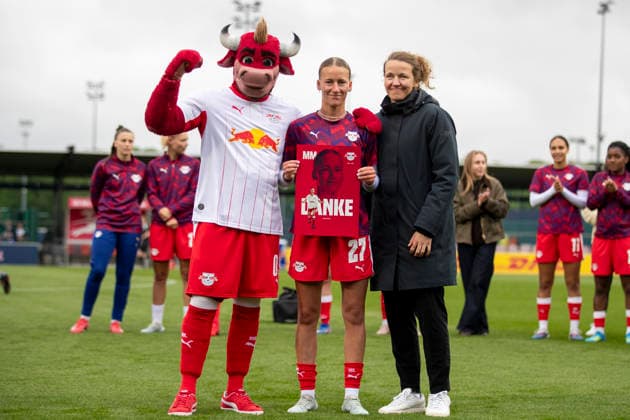 GER, Leipzig, Fußball, Google Pixel Frauen Bundesliga, 25. Spieltag, RB Leipzig vs. Bayer 04 Leverkusen im Bild v.l.: Verabschiedung vor dem Spiel Marlene Mueller (RB Leipzig 27), 11.05.2026, RB Leipzig Training Akademie Cottaweg Leipzig DFB REGULATIONS PROHIBIT ANY USE OF PHOTOGRAPHS AS IMAGE SEQUENCES AND OR QUASI-VIDEO, Copyright: HMBxMedia PaulxFritz