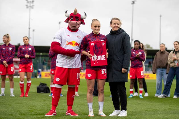GER, Leipzig, Fußball, Google Pixel Frauen Bundesliga, 25. Spieltag, RB Leipzig vs. Bayer 04 Leverkusen im Bild v.l.: Verabschiedung vor dem Spiel Victoria Krug (RB Leipzig 20), 11.05.2026, RB Leipzig Training Akademie Cottaweg Leipzig DFB REGULATIONS PROHIBIT ANY USE OF PHOTOGRAPHS AS IMAGE SEQUENCES AND OR QUASI-VIDEO, Copyright: HMBxMedia PaulxFritz