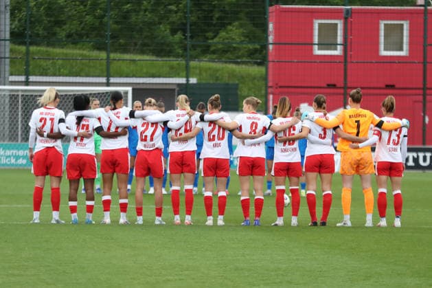 Google Pixel Frauen-Bundesliga, RB Leipzig - Bayer Leverkusen; 11.05.2026 Das Team von RB Leipzig steht Arm in Arm während der Gedenkminute für die Opfer der Amokfahrt vom 4. Mai. Fußball, Google Pixel Frauen-Bundesliga, Saison 2025 2026, 25. Spieltag: RB Leipzig vs. Bayer 04 Leverkusen am 11.05.2026, Trainingszentrum Cottaweg, Leipzig. DFB REGULATIONS PROHIBIT ANY USE OF PHOTOGRAPHS AS IMAGE SEQUENCES AND OR QUASI-VIDEO. Copyright: xBEAUTIFULxSPORTS JanxKaeferx