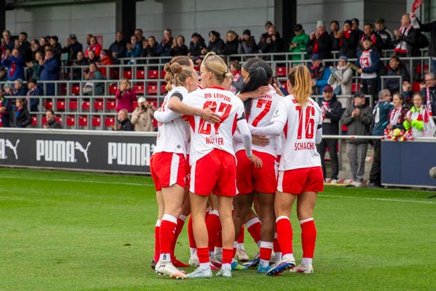 GER, Leipzig, Fußball, Google Pixel Frauen Bundesliga, 25. Spieltag, RB Leipzig vs. Bayer 04 Leverkusen im Bild v.l.: RB Leipzig Torjubel 1:0 durch Lisa Baum (RB Leipzig 11), 11.05.2026, RB Leipzig Training Akademie Cottaweg Leipzig DFB REGULATIONS PROHIBIT ANY USE OF PHOTOGRAPHS AS IMAGE SEQUENCES AND OR QUASI-VIDEO, Copyright: HMBxMedia PaulxFritz