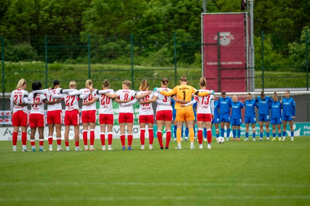 GER, Leipzig, Fußball, Google Pixel Frauen Bundesliga, 25. Spieltag, RB Leipzig vs. Bayer 04 Leverkusen im Bild v.l.: Gedenkminute vor dem Anpfiff aufgrund der Amokfahrt in der Leipziger Innenstadt Anfang Mai 11.05.2026, RB Leipzig Training Akademie Cottaweg Leipzig DFB REGULATIONS PROHIBIT ANY USE OF PHOTOGRAPHS AS IMAGE SEQUENCES AND OR QUASI-VIDEO, Copyright: HMBxMedia PaulxFritz