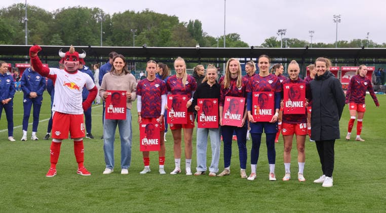 Leipzig, 11.05.2025, Red Bull Campus, Fußball, 1.Bundesliga, Frauen 25.Spieltag , RB Leipzig vs. Bayer 04 Leverkusen , Im Bild; Verabschiedung von sieben Spielern vor dem Match. , Nur zur redaktionellen Nutzung. Only editorial use. , DFL DFB regulations prohibit any use of photographs as image sequences and or quasi-video. ,