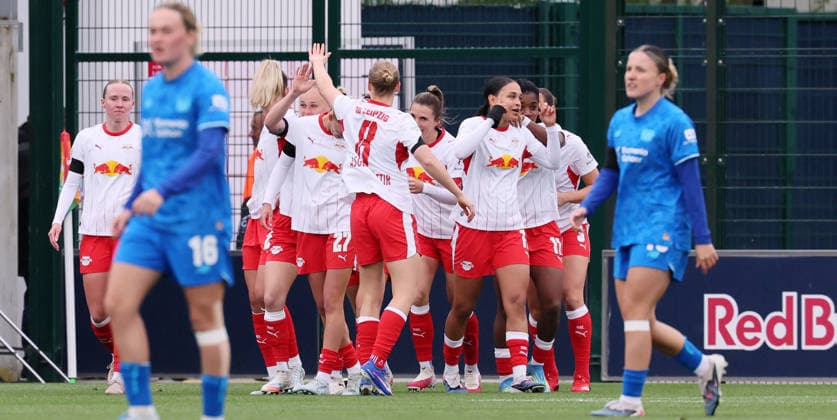 Leipzig, 11.05.2025, Red Bull Campus, Fußball, 1.Bundesliga, Frauen 25.Spieltag , RB Leipzig vs. Bayer 04 Leverkusen , Im Bild; Tor für RB Leipzig. Lisa Baum ( 11, RBL) trifft zum 1:0 und jubelt mit den Teamkollegen. , Nur zur redaktionellen Nutzung. Only editorial use. , DFL DFB regulations prohibit any use of photographs as image sequences and or quasi-video. ,