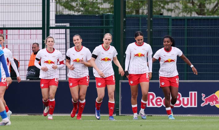 Leipzig, 11.05.2025, Red Bull Campus, Fußball, 1.Bundesliga, Frauen 25.Spieltag , RB Leipzig vs. Bayer 04 Leverkusen , Im Bild; Tor für RB Leipzig. Lisa Baum ( 11, RBL) trifft zum 1:0 und jubelt mit den Teamkollegen. , Nur zur redaktionellen Nutzung. Only editorial use. , DFL DFB regulations prohibit any use of photographs as image sequences and or quasi-video. ,