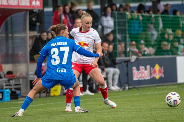 GER, Leipzig, Fußball, Google Pixel Frauen Bundesliga, 25. Spieltag, RB Leipzig vs. Bayer 04 Leverkusen im Bild v.l.: Carlotta Wamser (Bayer 04 Leverkusen 37), Victoria Krug (RB Leipzig 20), Zweikampf 11.05.2026, RB Leipzig Training Akademie Cottaweg Leipzig DFB REGULATIONS PROHIBIT ANY USE OF PHOTOGRAPHS AS IMAGE SEQUENCES AND OR QUASI-VIDEO, Copyright: HMBxMedia PaulxFritz