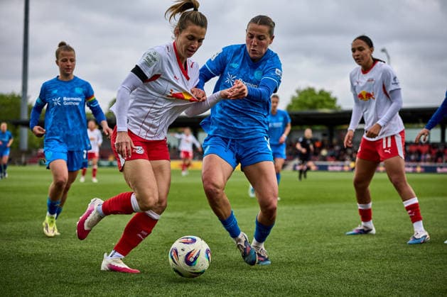 11.05.2026, GER, Frauenfußball, BL, 2025 2026, RB Leipzig - Bayer 04 Leverkusen Sandra Starke (13, RB Leipzig) im Zweikampf, an der Seitenlinie, Trikotvergehen Leipzig Trainingszentrum der Roten Bulle Sachsen Deutschland