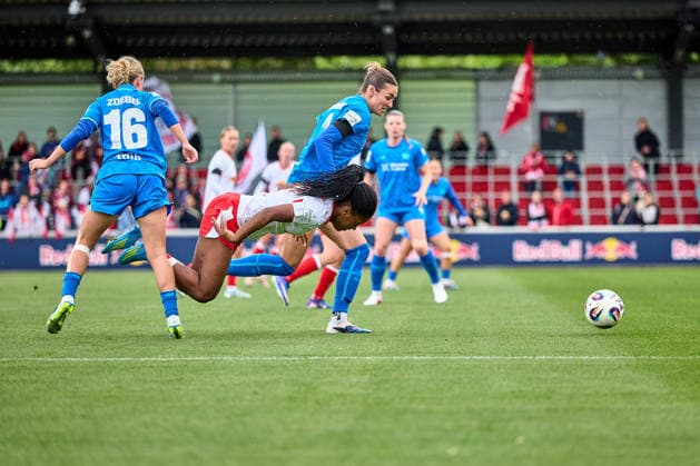 11.05.2026, GER, Frauenfußball, BL, 2025 2026, RB Leipzig - Bayer 04 Leverkusen Delice Boboy (17, RB Leipzig), wird zu Fall gebracht, Zweikampf, kein Foul Leipzig Trainingszentrum der Roten Bulle Sachsen Deutschland