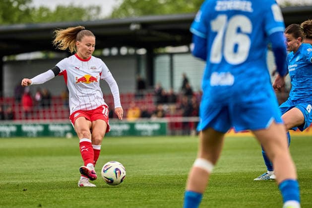 11.05.2026, GER, Frauenfußball, BL, 2025 2026, RB Leipzig - Bayer 04 Leverkusen Annabel Schasching (16, RB Leipzig), Freisteller, Aktion, mit Ball Leipzig Trainingszentrum der Roten Bulle Sachsen Deutschland