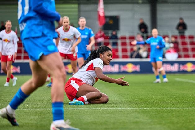 11.05.2026, GER, Frauenfußball, BL, 2025 2026, RB Leipzig - Bayer 04 Leverkusen Delice Boboy (17, RB Leipzig), am Boden sitzend, beschwert sich ob des ausgebliebenen Pfiffs Leipzig Trainingszentrum der Roten Bulle Sachsen Deutschland