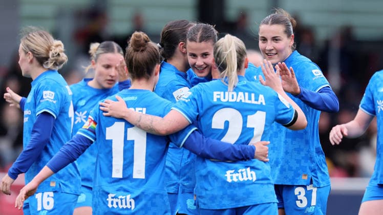 Leipzig, 11.05.2025, Red Bull Campus, Fußball, 1.Bundesliga, Frauen 25.Spieltag , RB Leipzig vs. Bayer 04 Leverkusen , Im Bild; Tor für Leverkusen. Katharina Piljic ( 6, LEV) trifft zum 1:2 und jubelt mit den Teamkollegen. , Nur zur redaktionellen Nutzung. Only editorial use. , DFL DFB regulations prohibit any use of photographs as image sequences and or quasi-video. ,