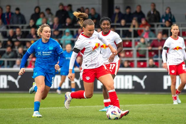 GER, Leipzig, Fußball, Google Pixel Frauen Bundesliga, 25. Spieltag, RB Leipzig vs. Bayer 04 Leverkusen im Bild v.l.: Annabel Schasching (RB Leipzig 16), Aktion mit Ball 11.05.2026, RB Leipzig Training Akademie Cottaweg Leipzig DFB REGULATIONS PROHIBIT ANY USE OF PHOTOGRAPHS AS IMAGE SEQUENCES AND OR QUASI-VIDEO, Copyright: HMBxMedia PaulxFritz