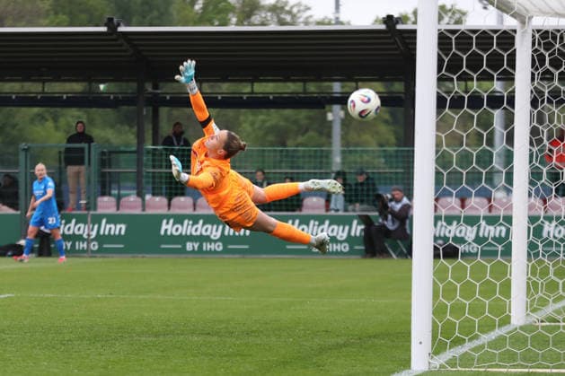Google Pixel Frauen-Bundesliga, RB Leipzig - Bayer Leverkusen; 11.05.2026 Torwart Elvira Herzog (1, RB Leipzig) fliegt vergebens: Katharina Piljic (6, Bayer Leverkusen) erzielt das Tor zur 1:2-Führung. Fußball, Google Pixel Frauen-Bundesliga, Saison 2025 2026, 25. Spieltag: RB Leipzig vs. Bayer 04 Leverkusen am 11.05.2026, Trainingszentrum Cottaweg, Leipzig. DFB REGULATIONS PROHIBIT ANY USE OF PHOTOGRAPHS AS IMAGE SEQUENCES AND OR QUASI-VIDEO. Copyright: xBEAUTIFULxSPORTS JanxKaeferx