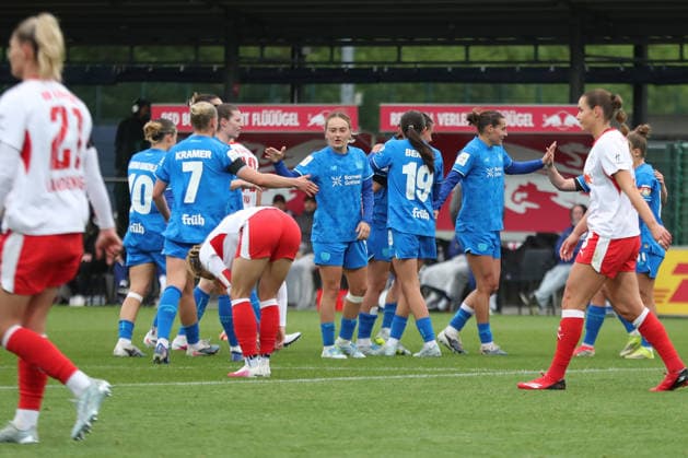 Google Pixel Frauen-Bundesliga, RB Leipzig - Bayer Leverkusen; 11.05.2026 Tor-Jubel beim Team von Bayer Leverkusen. Fußball, Google Pixel Frauen-Bundesliga, Saison 2025 2026, 25. Spieltag: RB Leipzig vs. Bayer 04 Leverkusen am 11.05.2026, Trainingszentrum Cottaweg, Leipzig. DFB REGULATIONS PROHIBIT ANY USE OF PHOTOGRAPHS AS IMAGE SEQUENCES AND OR QUASI-VIDEO. Copyright: xBEAUTIFULxSPORTS JanxKaeferx