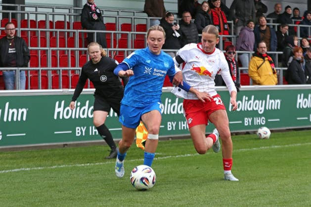 Google Pixel Frauen-Bundesliga, RB Leipzig - Bayer Leverkusen; 11.05.2026 Sofie Zdebel (16, Bayer Leverkusen) gegen Marlene Müller (27, RB Leipzig). Dahinter Schiedsrichter-Assistentin Jennifer Steingräber. Fußball, Google Pixel Frauen-Bundesliga, Saison 2025 2026, 25. Spieltag: RB Leipzig vs. Bayer 04 Leverkusen am 11.05.2026, Trainingszentrum Cottaweg, Leipzig. DFB REGULATIONS PROHIBIT ANY USE OF PHOTOGRAPHS AS IMAGE SEQUENCES AND OR QUASI-VIDEO. Copyright: xBEAUTIFULxSPORTS JanxKaeferx