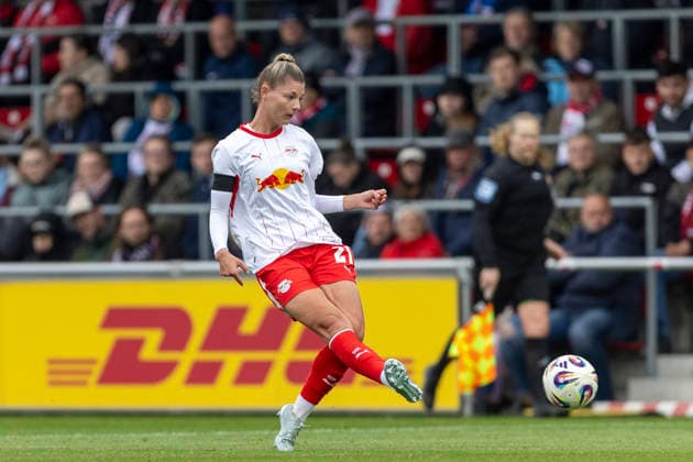 GER, Leipzig, Fußball, Google Pixel Frauen Bundesliga, 25. Spieltag, RB Leipzig vs. Bayer 04 Leverkusen im Bild v.l.: Julia Landenberger (RB Leipzig 21), Aktion mit Ball. 11.05.2026, RB Leipzig Training Akademie Cottaweg Leipzig DFB REGULATIONS PROHIBIT ANY USE OF PHOTOGRAPHS AS IMAGE SEQUENCES AND OR QUASI-VIDEO, Copyright: HMBxMedia PaulxFritz