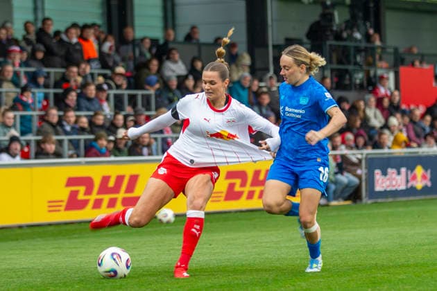 GER, Leipzig, Fußball, Google Pixel Frauen Bundesliga, 25. Spieltag, RB Leipzig vs. Bayer 04 Leverkusen im Bild v.l.: Andrea Norheim (RB Leipzig 03), Sofie Zdebel (Bayer 04 Leverkusen 16), Zweikampf 11.05.2026, RB Leipzig Training Akademie Cottaweg Leipzig DFB REGULATIONS PROHIBIT ANY USE OF PHOTOGRAPHS AS IMAGE SEQUENCES AND OR QUASI-VIDEO, Copyright: HMBxMedia PaulxFritz