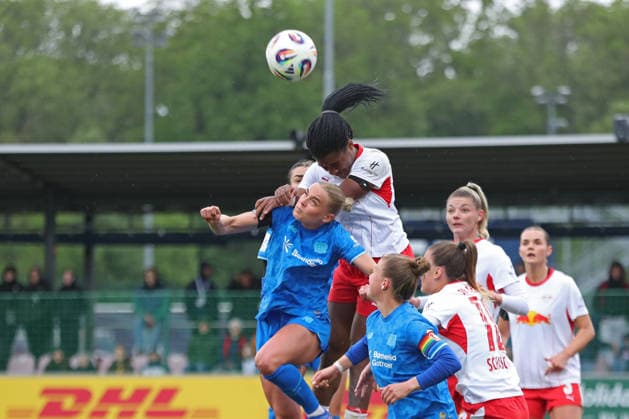 Google Pixel Frauen-Bundesliga, RB Leipzig - Bayer Leverkusen; 11.05.2026 Delice Boboy (17, RB Leipzig) klärt per Kopf vor Cornelia Kramer (7, Bayer Leverkusen). Fußball, Google Pixel Frauen-Bundesliga, Saison 2025 2026, 25. Spieltag: RB Leipzig vs. Bayer 04 Leverkusen am 11.05.2026, Trainingszentrum Cottaweg, Leipzig. DFB REGULATIONS PROHIBIT ANY USE OF PHOTOGRAPHS AS IMAGE SEQUENCES AND OR QUASI-VIDEO. Copyright: xBEAUTIFULxSPORTS JanxKaeferx