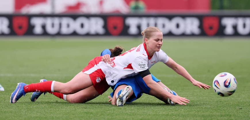 Leipzig, 11.05.2025, Red Bull Campus, Fußball, 1.Bundesliga, Frauen 25.Spieltag , RB Leipzig vs. Bayer 04 Leverkusen , Im Bild von vorn; Emilia Asgeirsdottir ( 8, RBL), Carlotta Wamser ( 37, LEV). , Nur zur redaktionellen Nutzung. Only editorial use. , DFL DFB regulations prohibit any use of photographs as image sequences and or quasi-video. , *** Leipzig, 11 05 2025, Red Bull Campus, Soccer, 1 Bundesliga, Women 25 Matchday , RB Leipzig vs Bayer 04 Leverkusen , Pictured from front Emilia Asgeirsdottir 8, RBL , Carlotta Wamser 37, LEV , For editorial use only Only editorial use , DFL DFB regulations prohibit any use of photographs as image sequences and or quasi video ,
